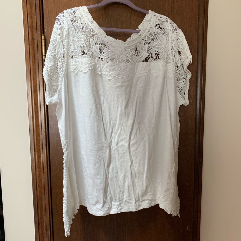 NWT. 3x. Crochet detail top
